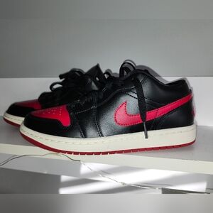 Euc JordanWMNS AIR JORDAN 1 LOW, size US 8, black and red